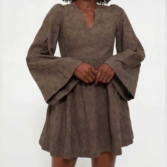 NEW TUCKERNUCK Hyacinth House Brown Textured Becca Bell-Sleeved Mini Dress Small - Picture 2 of 13